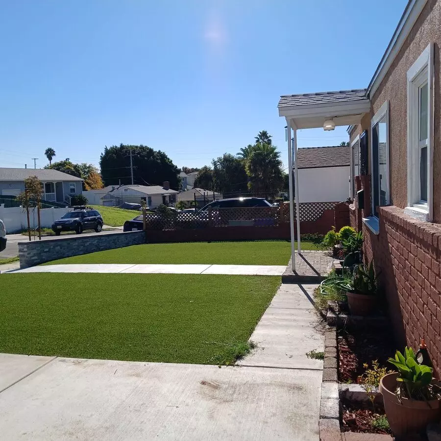 Detached Home In Valencia Park photo 2