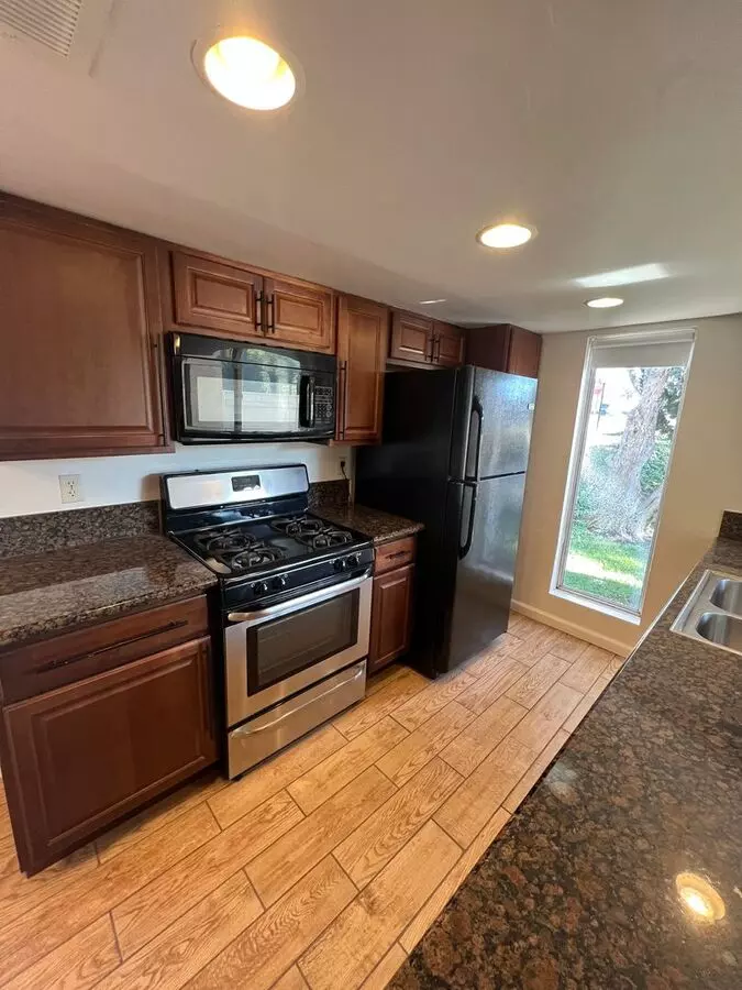 Beautiful 2 Bedroom Condo photo 2