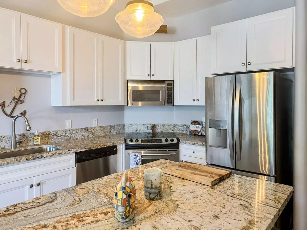 Beautiful Furnished 1 Bedroom, 1.5 Bath Condo With Harbor Views - Flexible Lease! photo 3