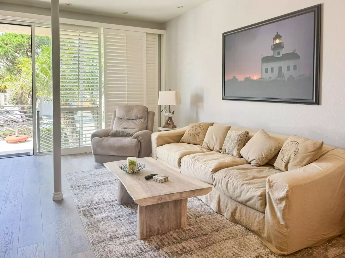 Beautiful Furnished 1 Bedroom, 1.5 Bath Condo With Harbor Views - Flexible Lease! photo 4
