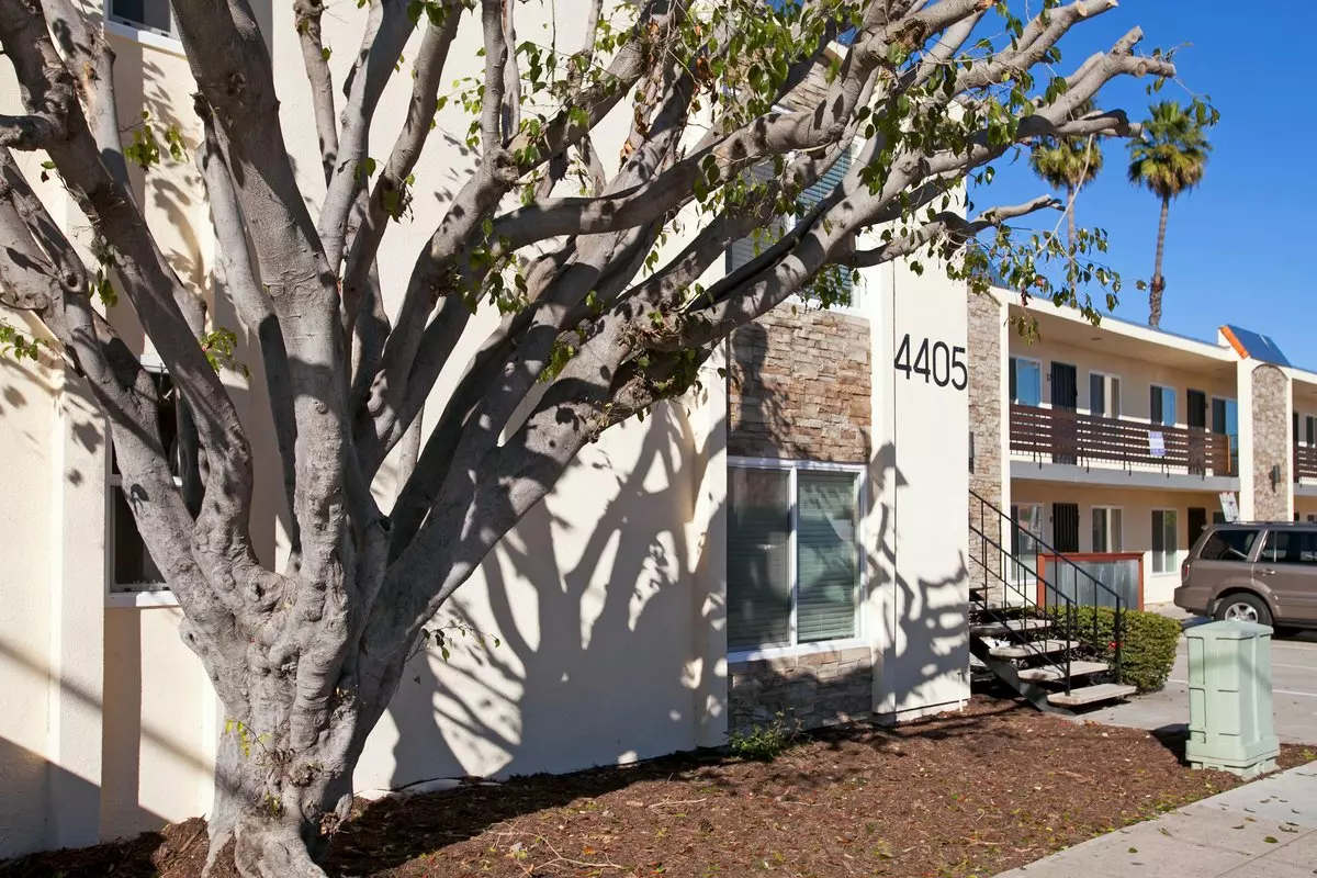 Talmadge Living In Newer 1/1 Apartment....must See. Includes Ac, Ev Chargers! photo 5