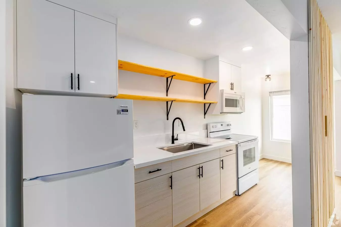 The Villager In Bay Park, Freshly Renovated Studio Apartments! photo 3