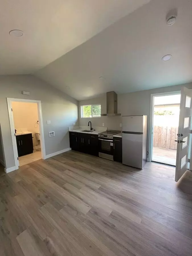 3363 A St photo 2