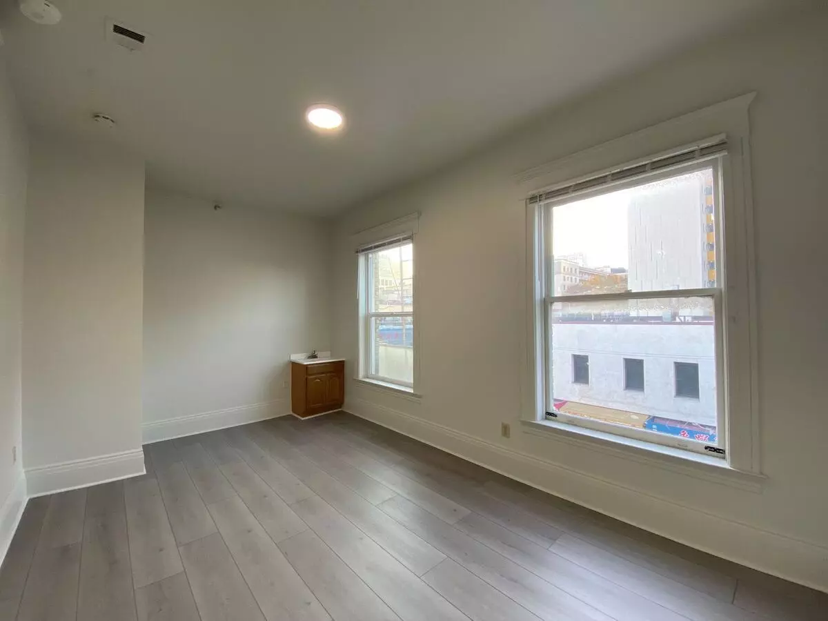 1208 Stockton St photo 4