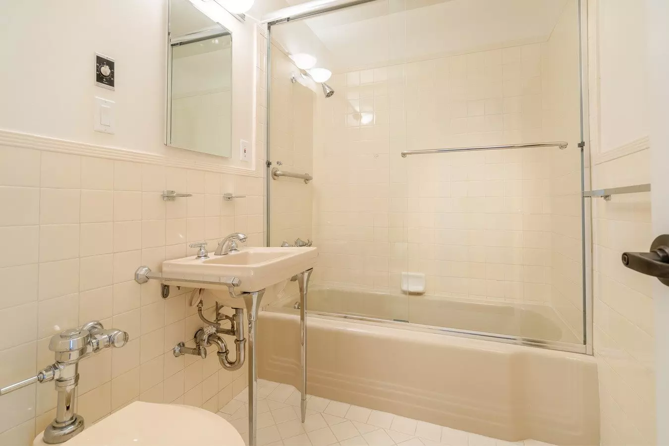 Crest Royal Apartments photo 4