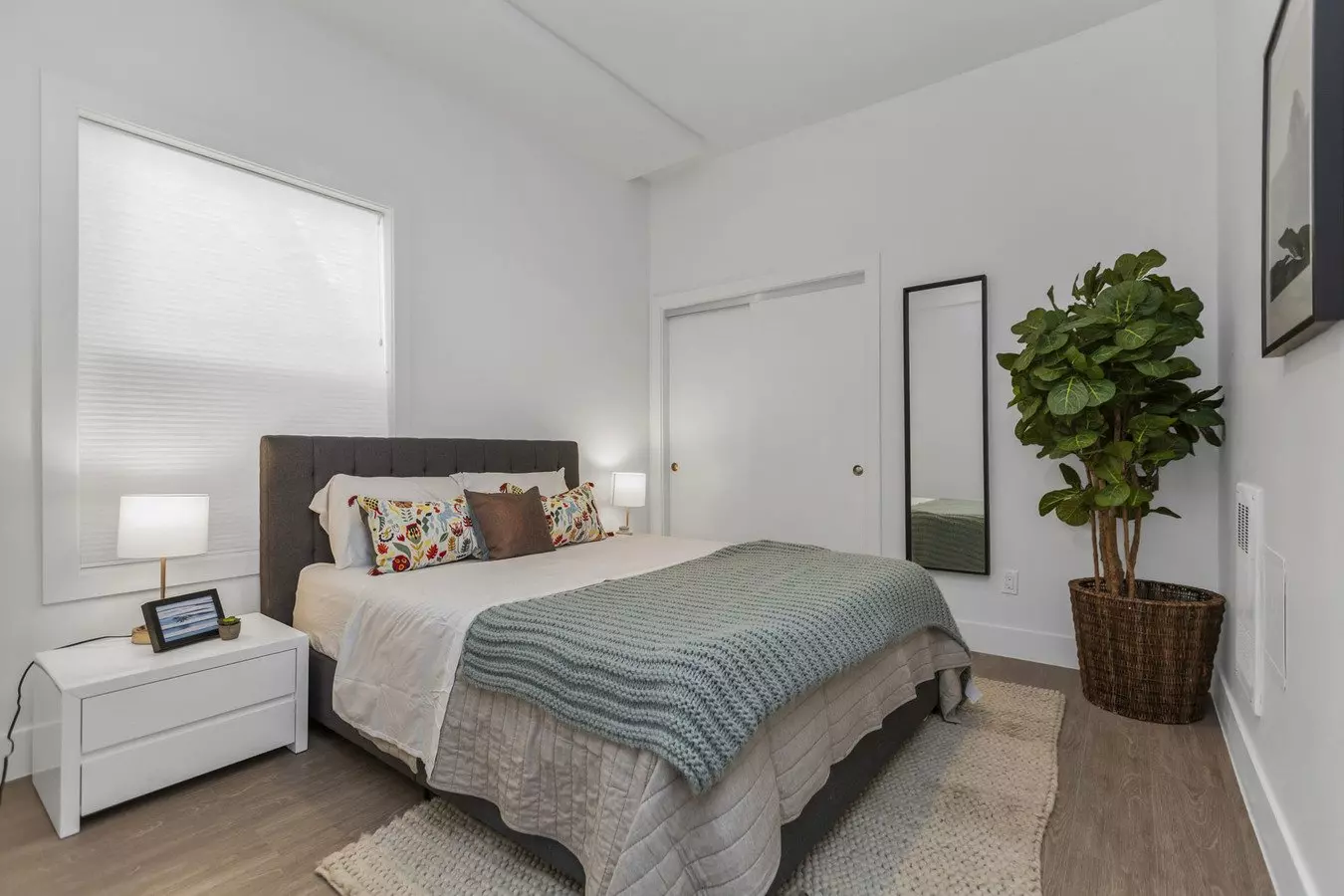 1760 GOLDEN GATE Apartments photo 3