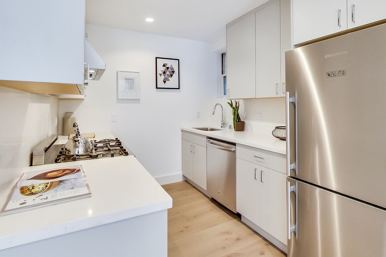 2115 Hyde photo 2