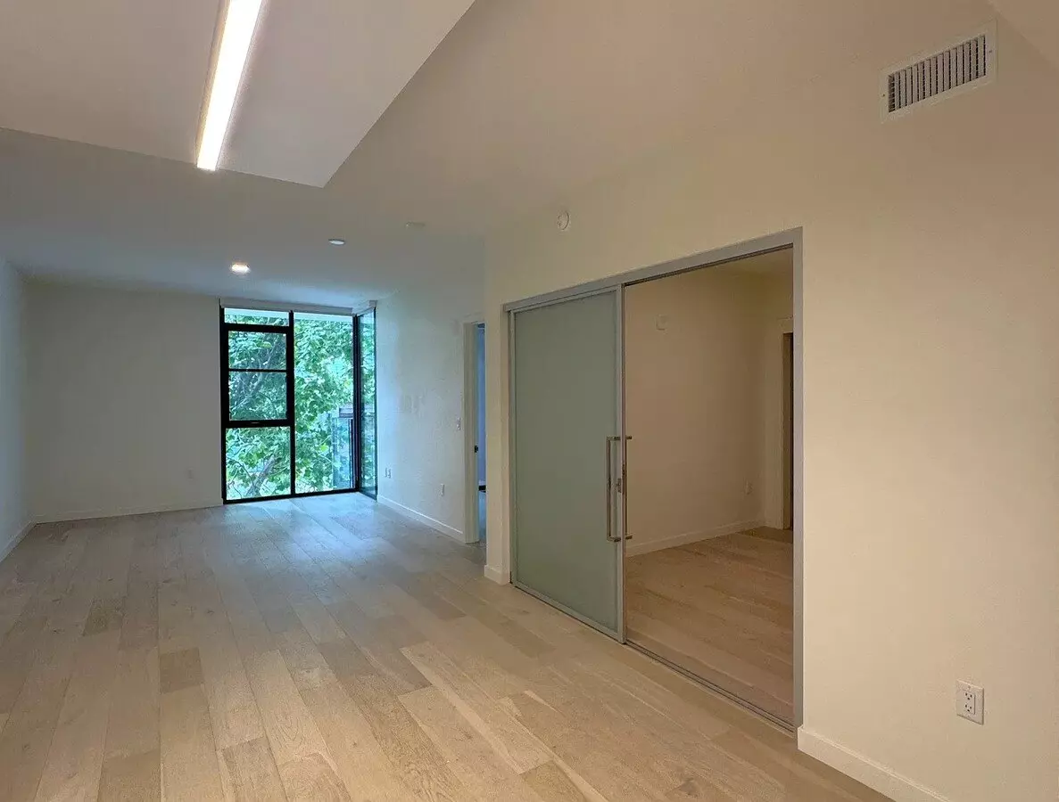 2bd/1bth Designed In The International Style And Finished In Late 2022 photo 4
