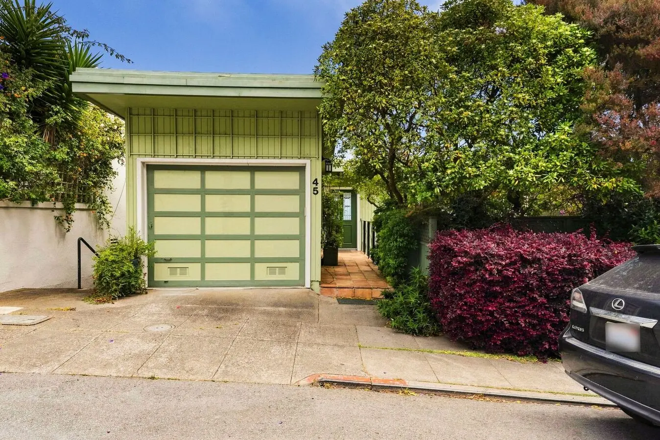 4 Bed, 3.5 Bath - Clarendon Heights Home With Breathtaking Views photo 3