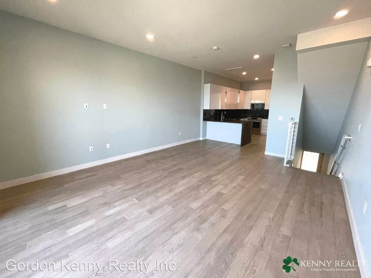 584 Hudson Ave photo 3