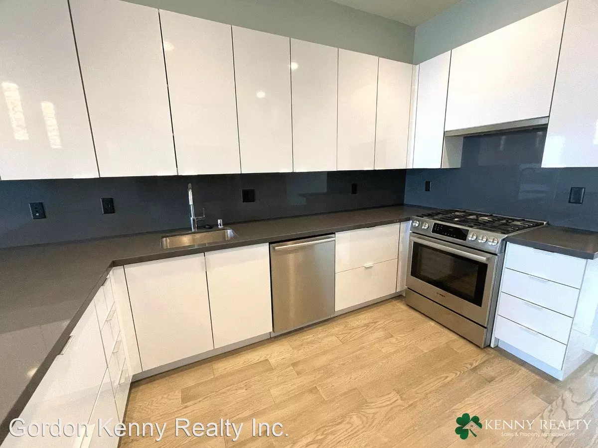 584 Hudson Ave photo 5