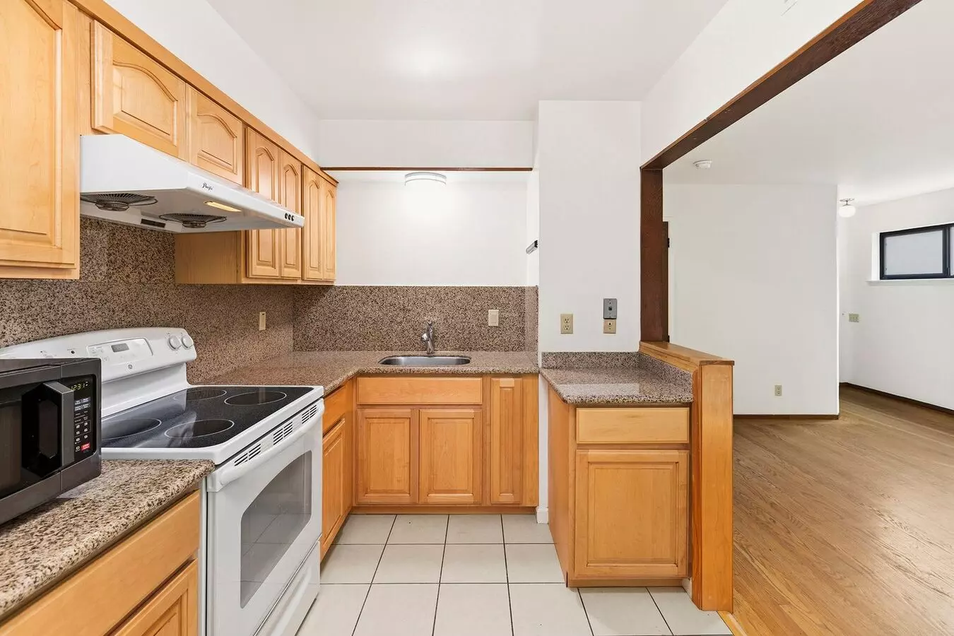 592-594 Corbett Ave unit 592 Corbett Avenue photo 4
