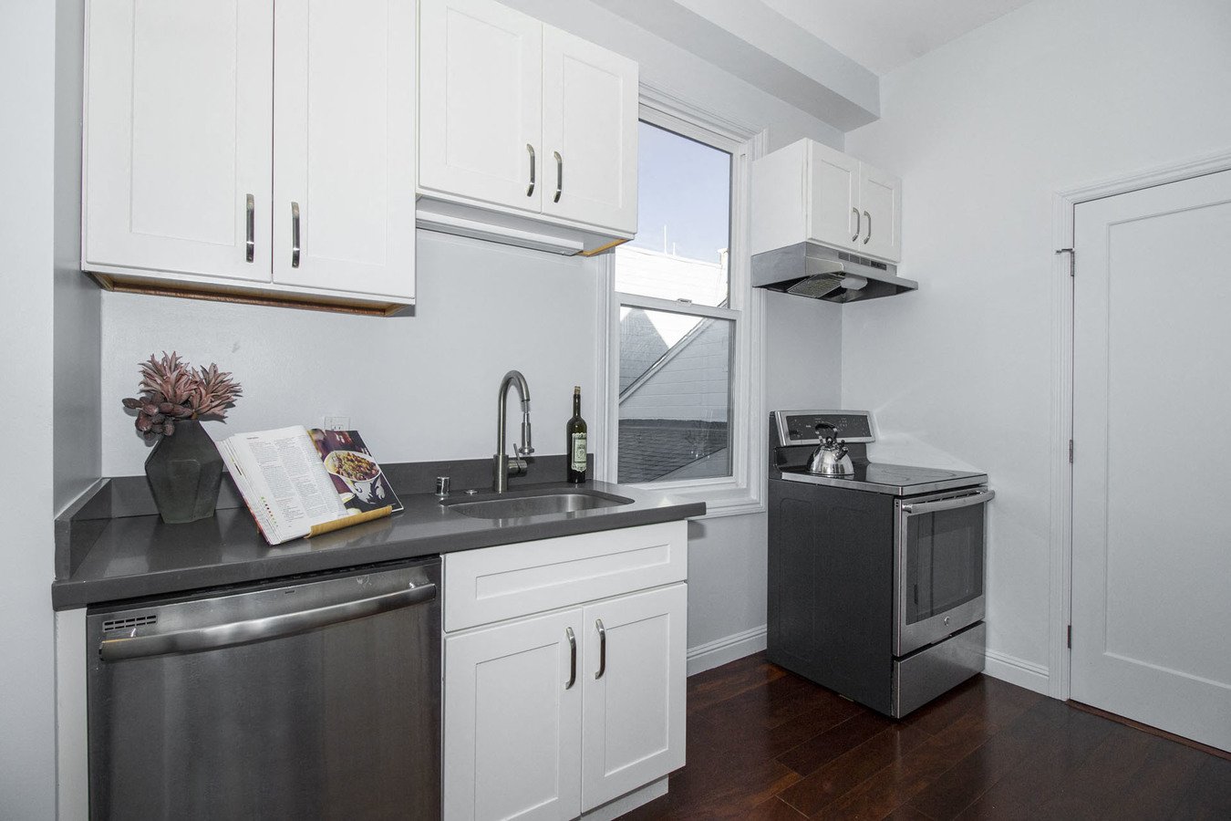 800 LYON Apartments photo 3