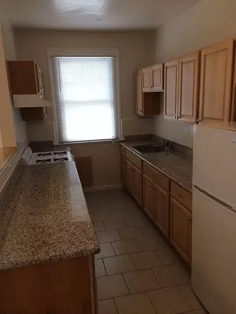 HAMPTON COURT APTS photo 4