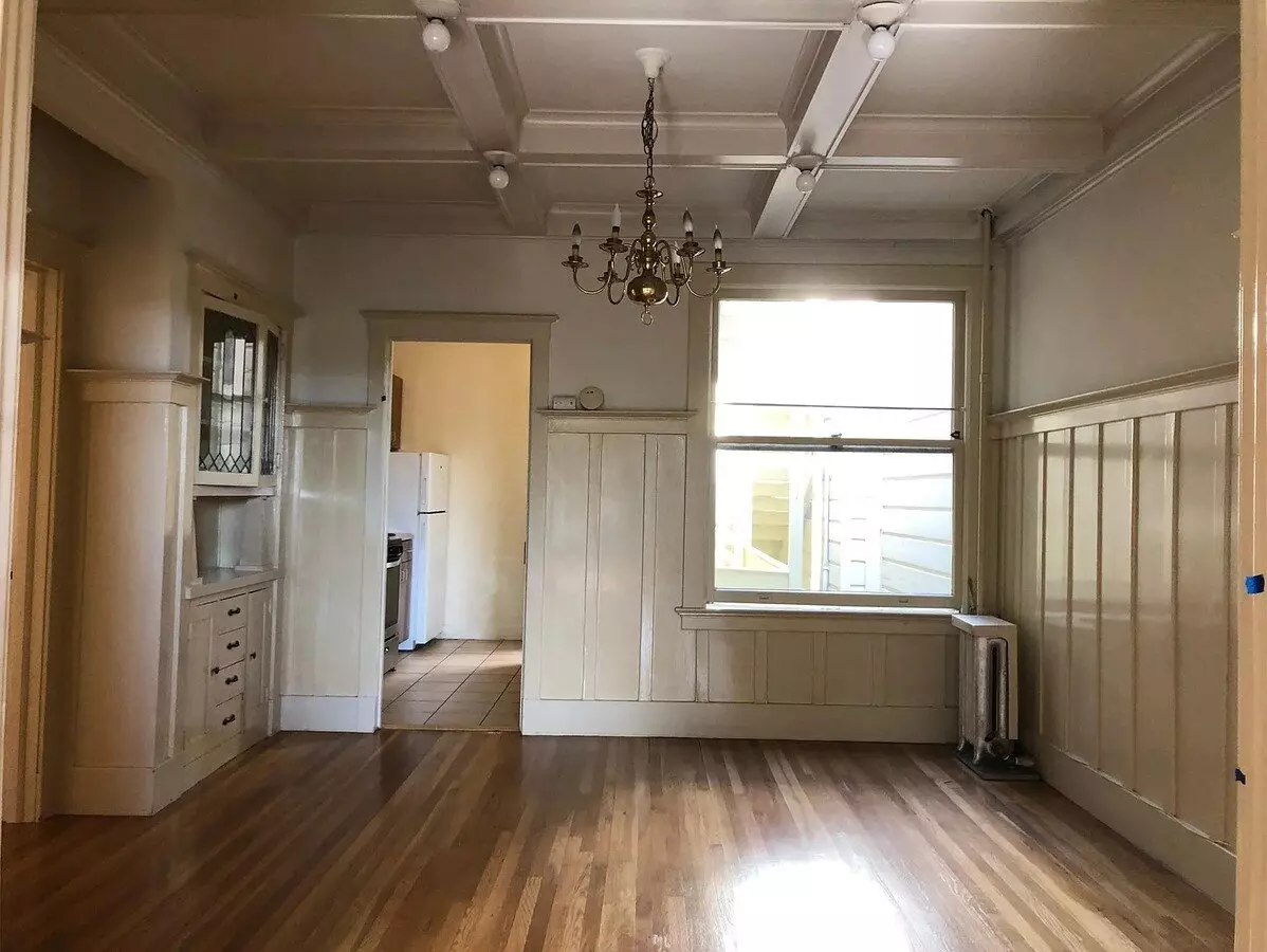 Beautiful 1 Bedroom, 1 Bathroom Middle Floor Unit.