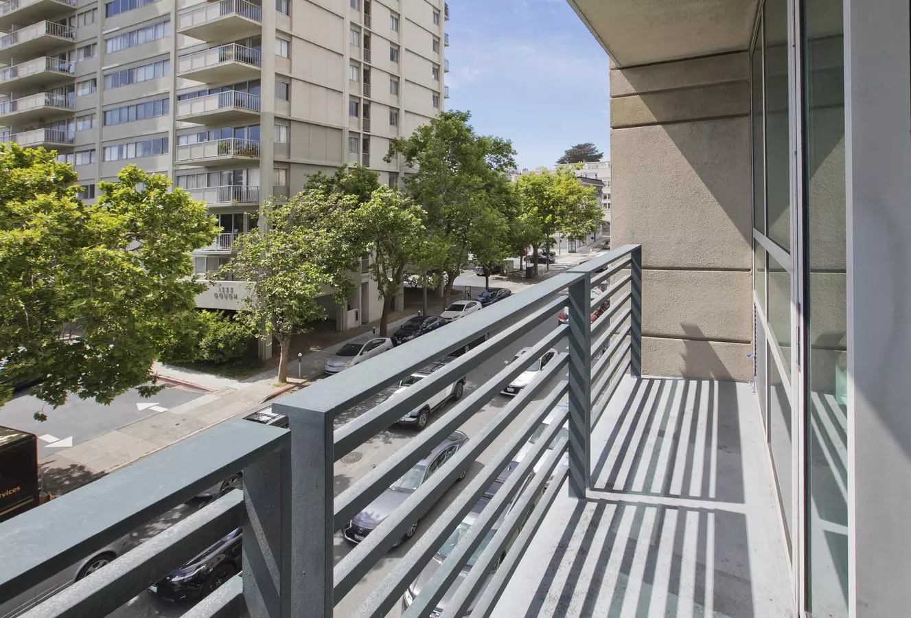 Beautiful 2 Bed / 2 Bath Unit Located In Downtown District photo 2