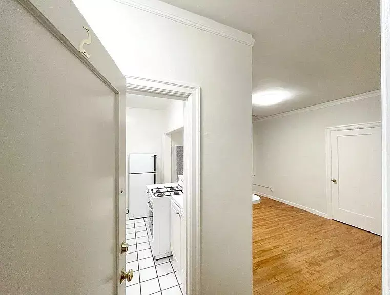 Bedrooms: Studio Bathrooms: 1 Floor: Ground Level, Inner Facing Unit