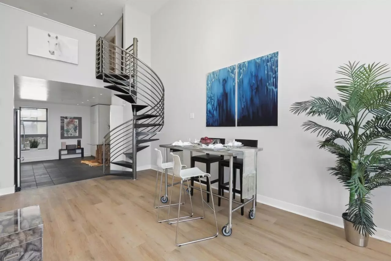 Bright Top-floor Loft photo 4