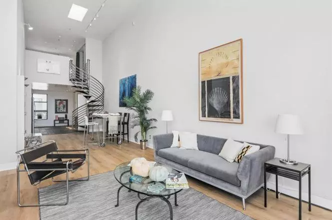 Bright Top-floor Loft photo 3