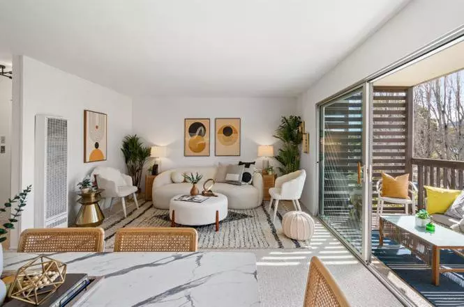 Charming 2 Bedroom Top-floor Condo photo 5