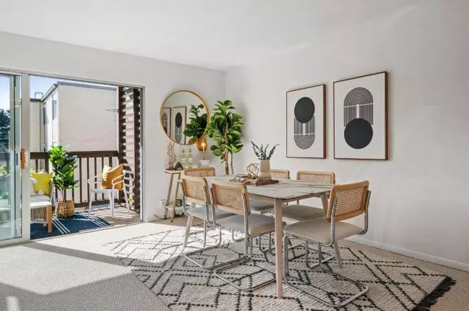 Charming 2 Bedroom Top-floor Condo photo 4