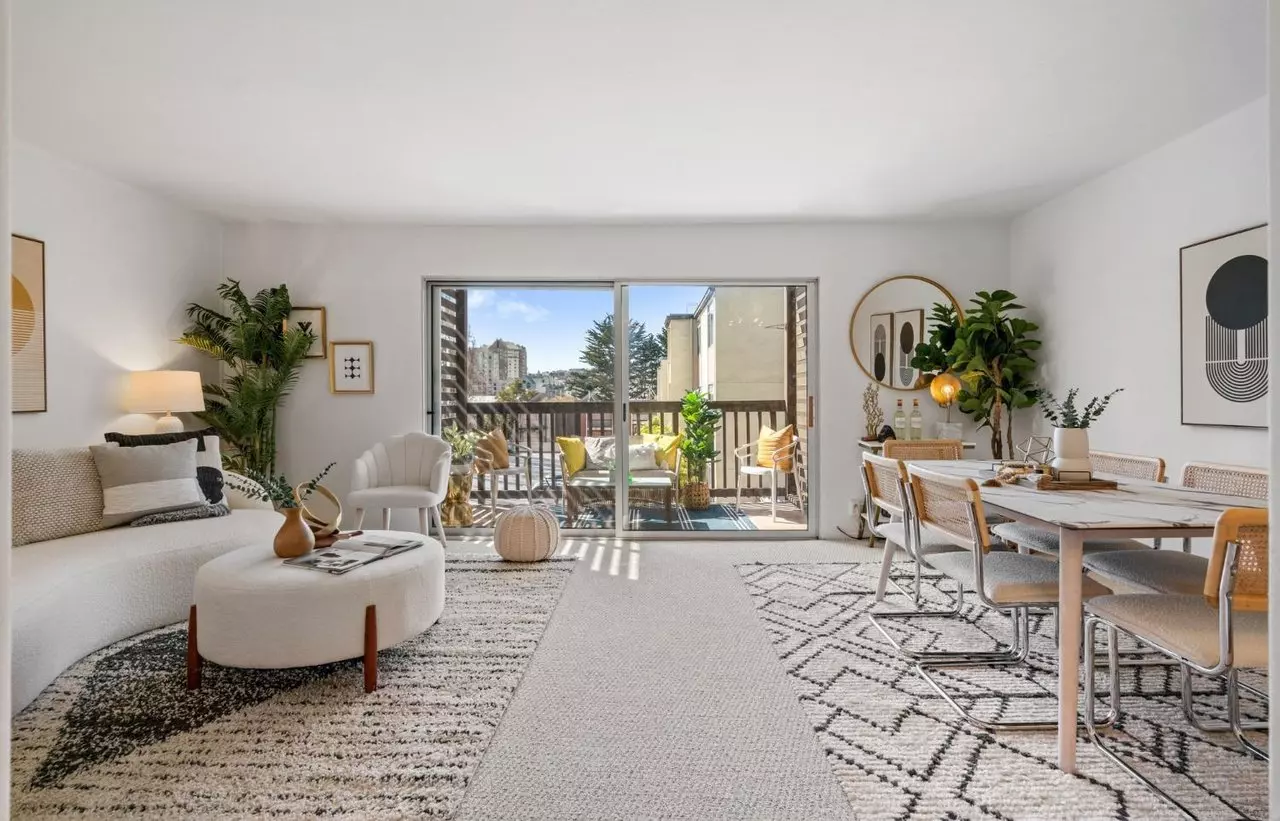 Charming 2 Bedroom Top-floor Condo photo 2