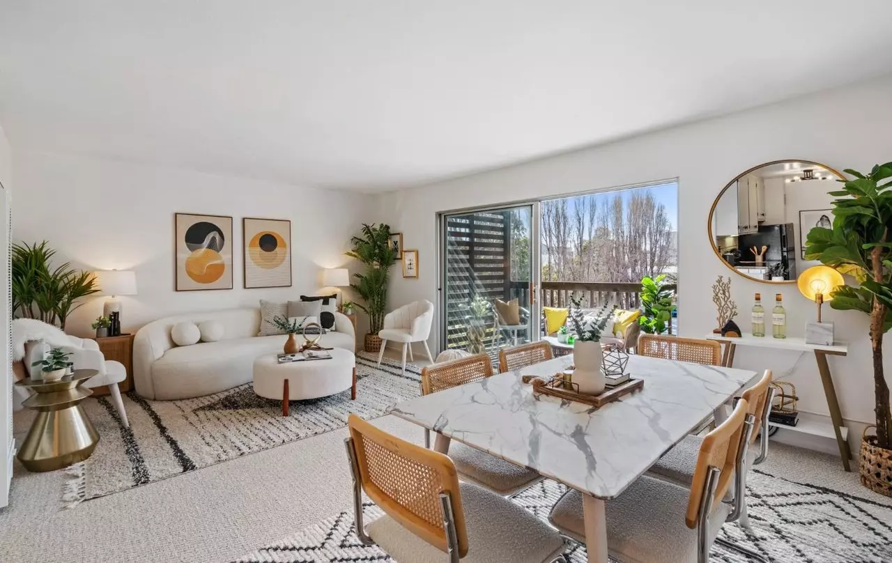 Charming 2 Bedroom Top-floor Condo photo 3