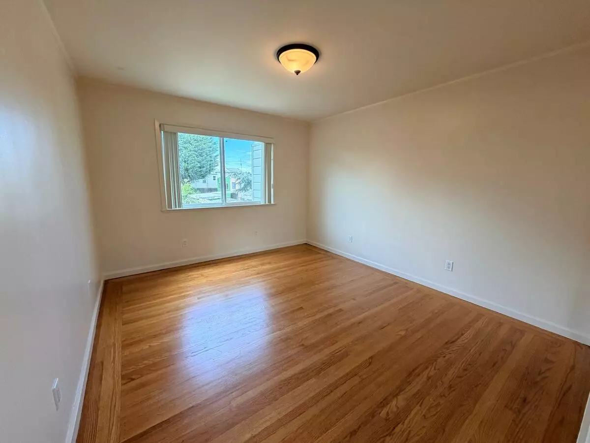 2BR/2BA Single Family House on Burrows St · San Francisco photo 4
