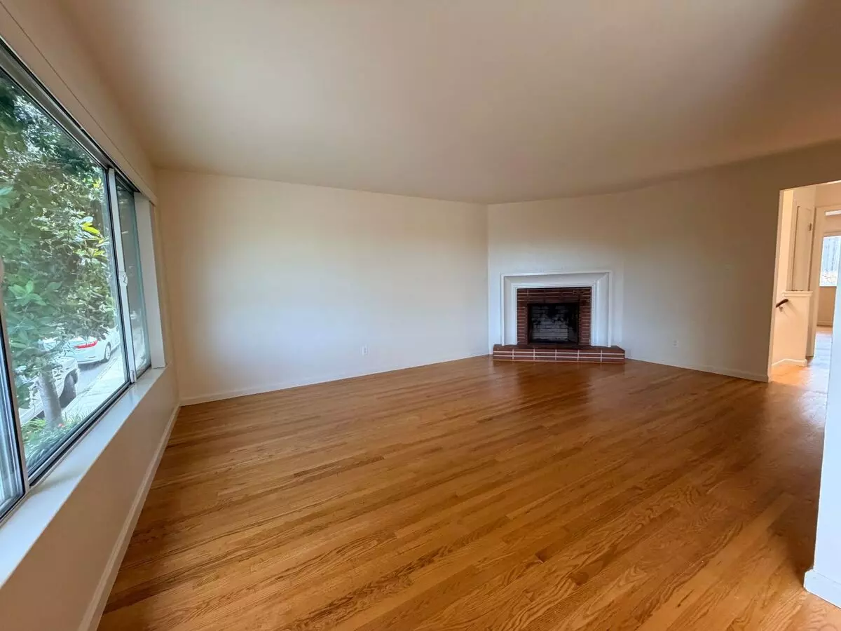 2BR/2BA Single Family House on Burrows St · San Francisco photo 2