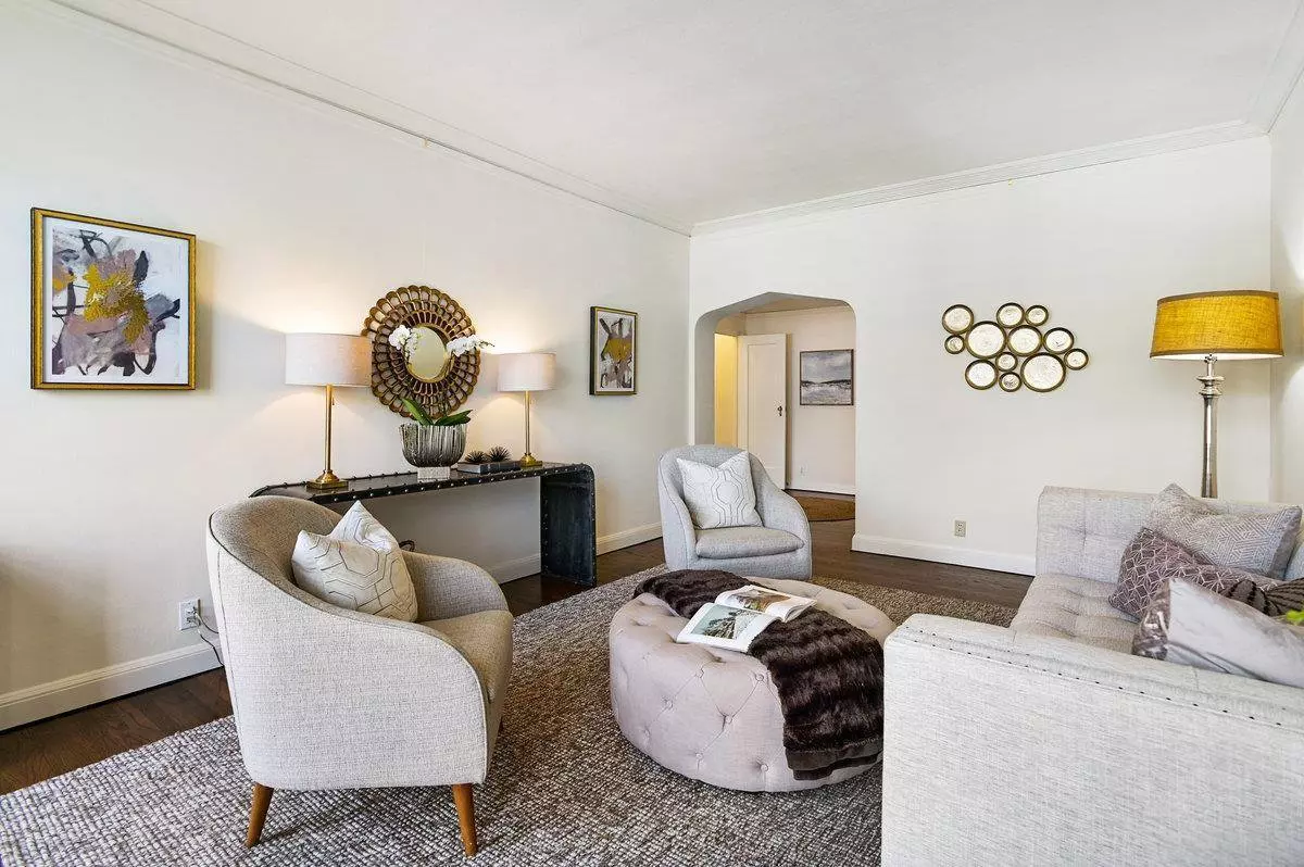 Charming Top-floor 1-bedroom photo 3