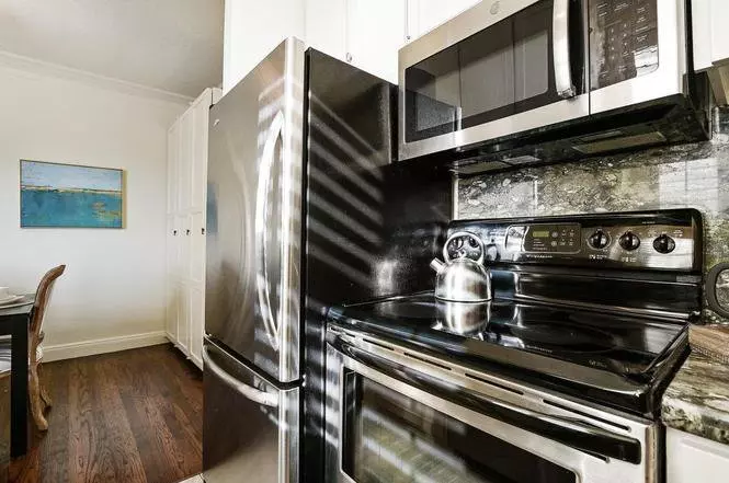Charming Top-floor 1-bedroom photo 5