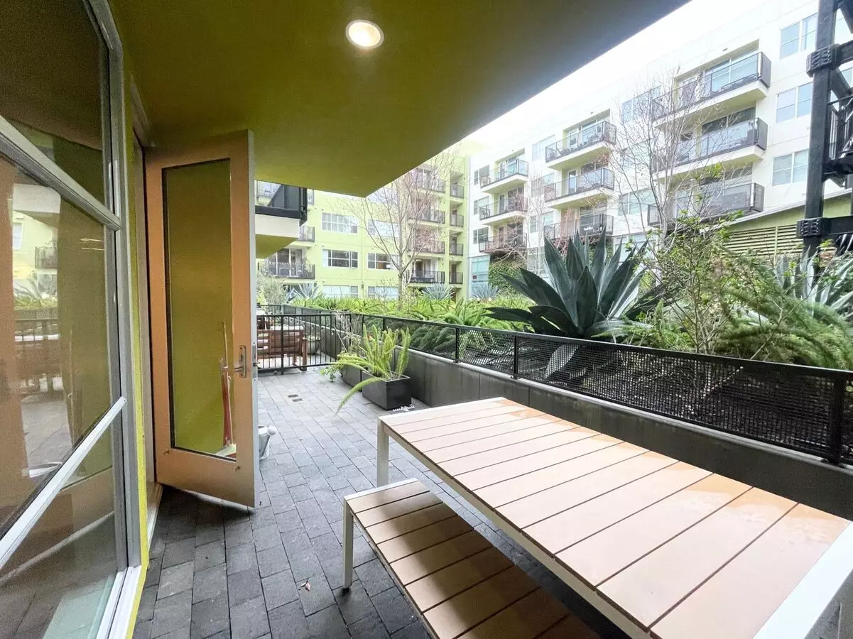 Dogpatch: Exceptional 1 Bed 1.5 Bath Condo @ Esprit Park With Garage Parking And Storage photo 3