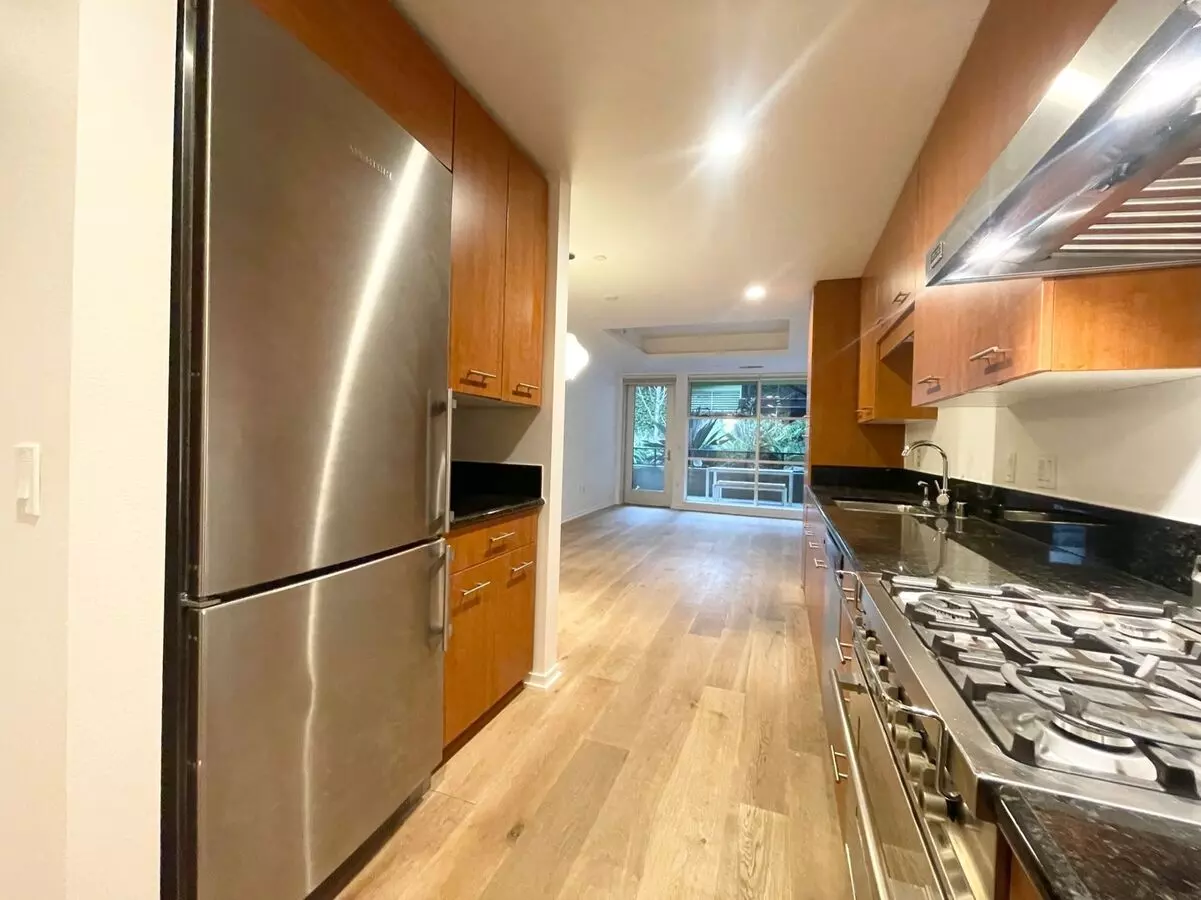 Dogpatch: Exceptional 1 Bed 1.5 Bath Condo @ Esprit Park With Garage Parking And Storage