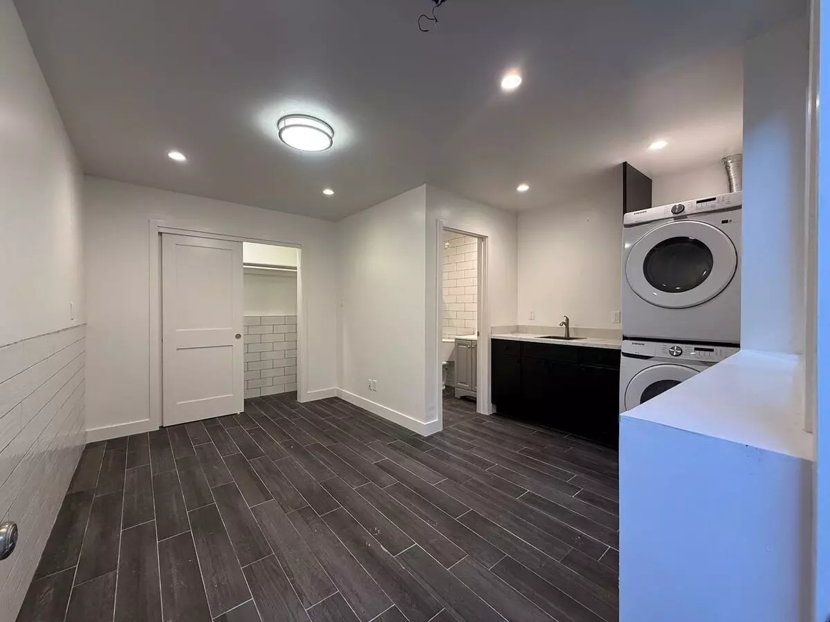 Entirely Renovated Studio In A Highly Convenient Location. photo 2