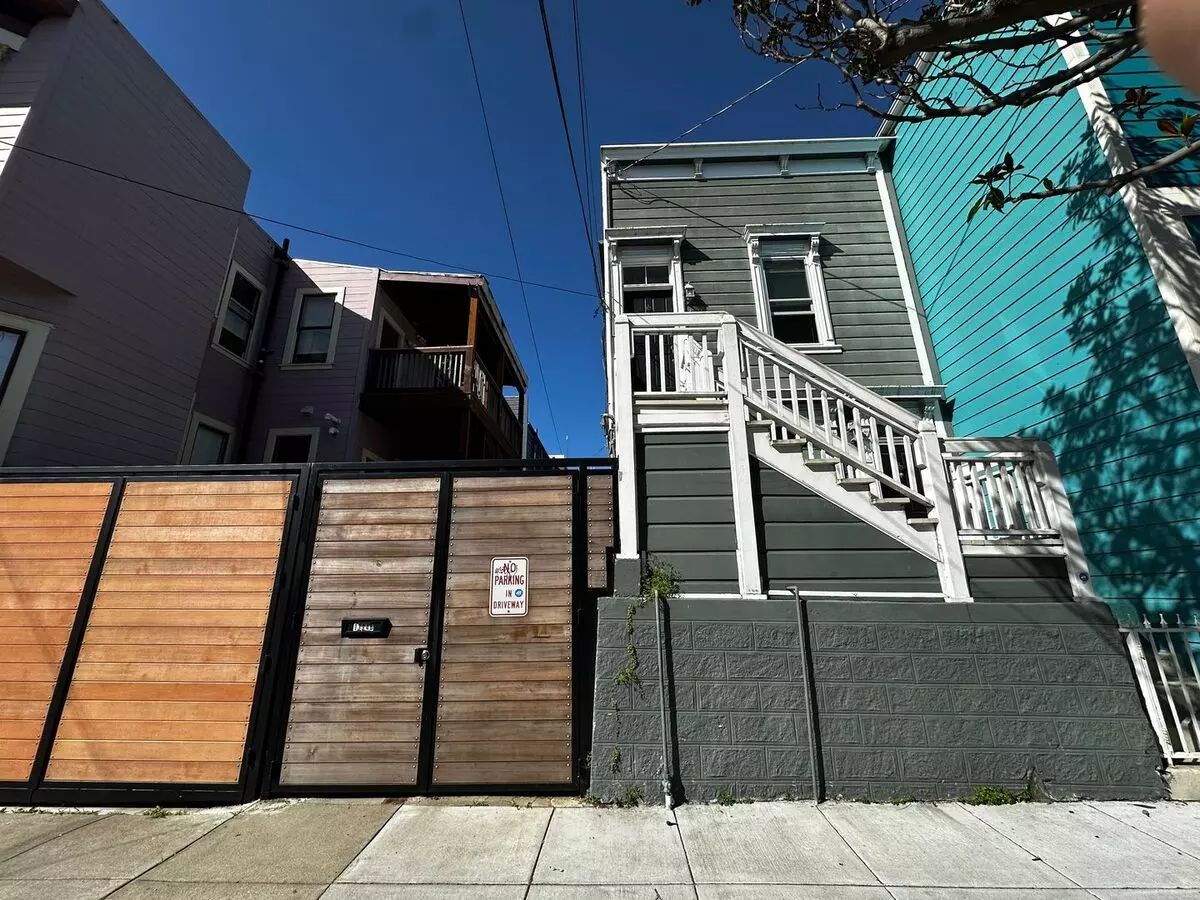 Fully Remodeled 1 Bedroom 1.5 Bath Garden Cottage With In Unit Laundry