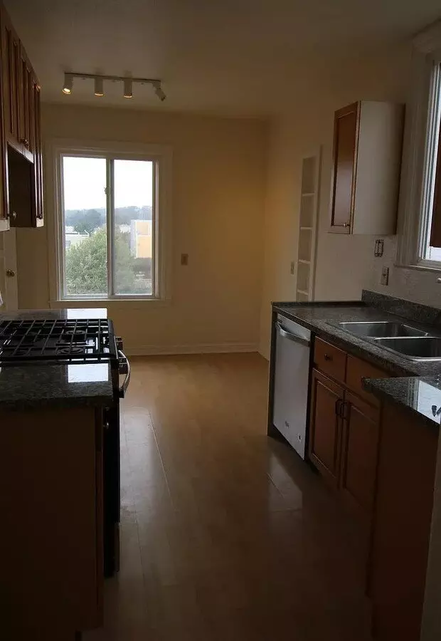 Large, Comfortable Apartment With A Lovely View.!!!!! photo 4