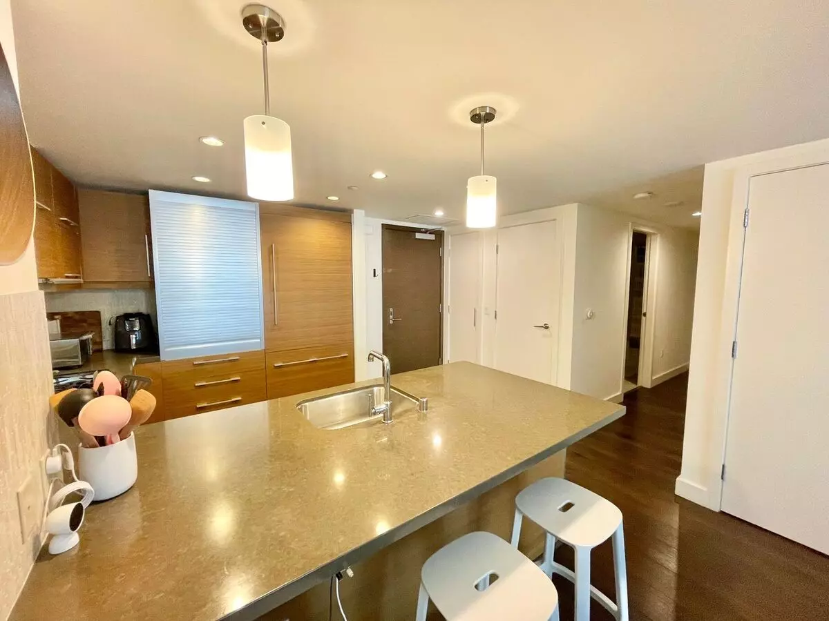 Luxurious Condo At Madrone W/bay, City Views, Balcony, Pool, Parking, Storage -fully Furnished Option - Progressive photo 5