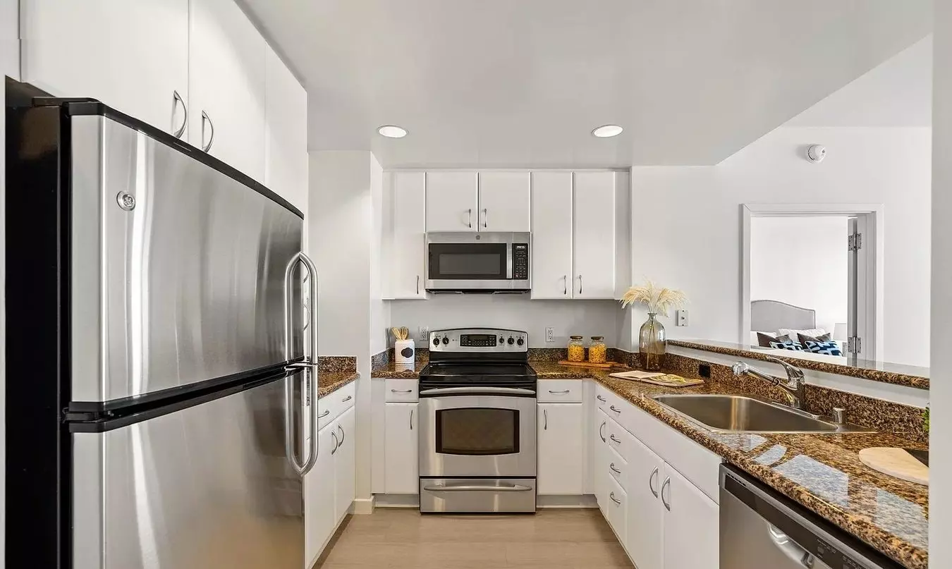 Welcome To Unit 4F , A Stunning 1 Bed, 1 Bath Unit photo 3