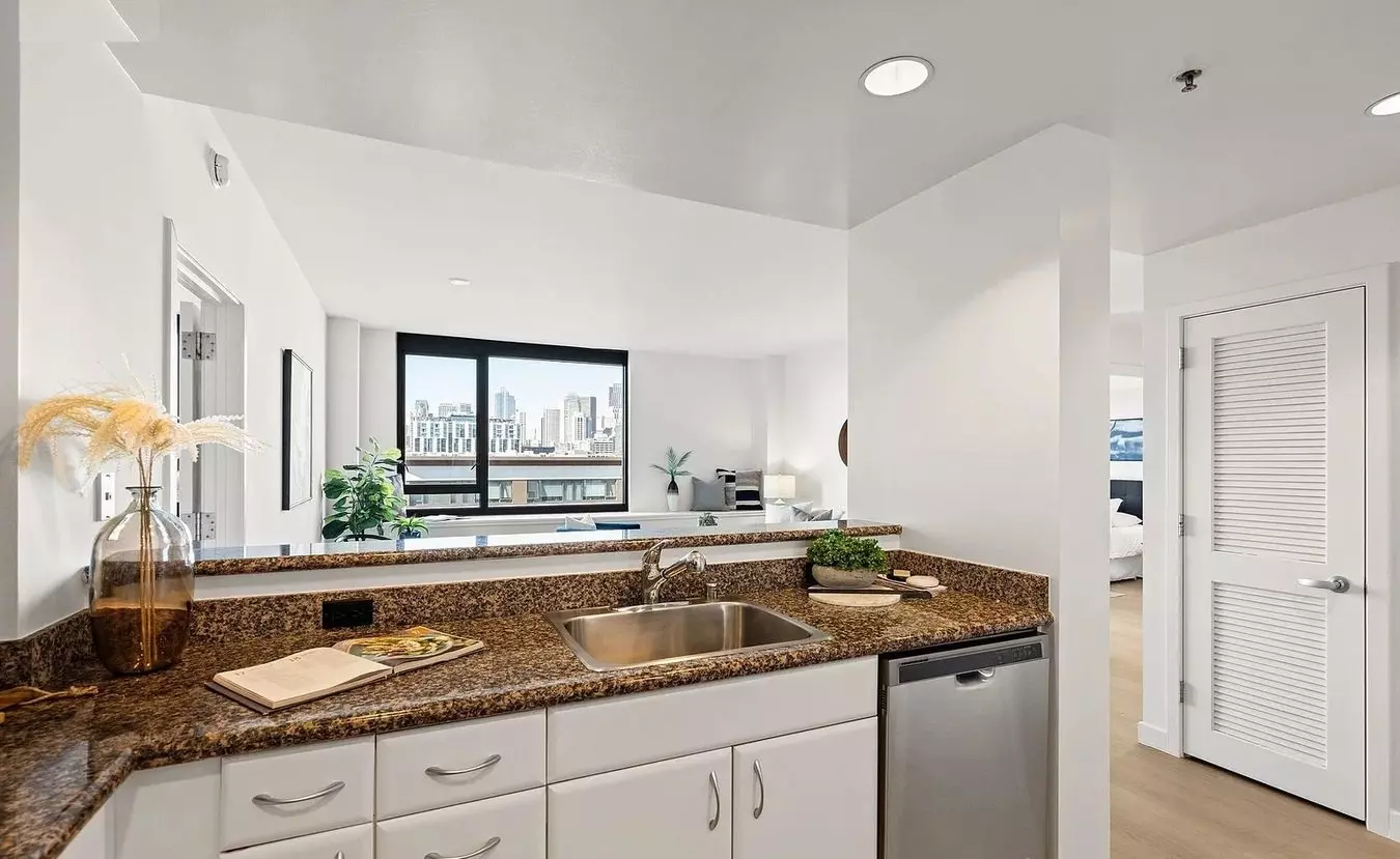 Welcome To Unit 4F , A Stunning 1 Bed, 1 Bath Unit photo 5