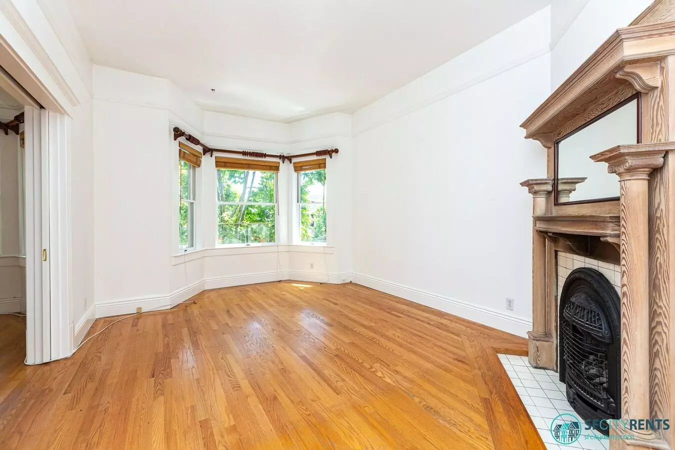 Mission District: Top Floor Flat Above Blondie's Bar W/ Formal Dining Room &amp; W/d In Unit photo 2