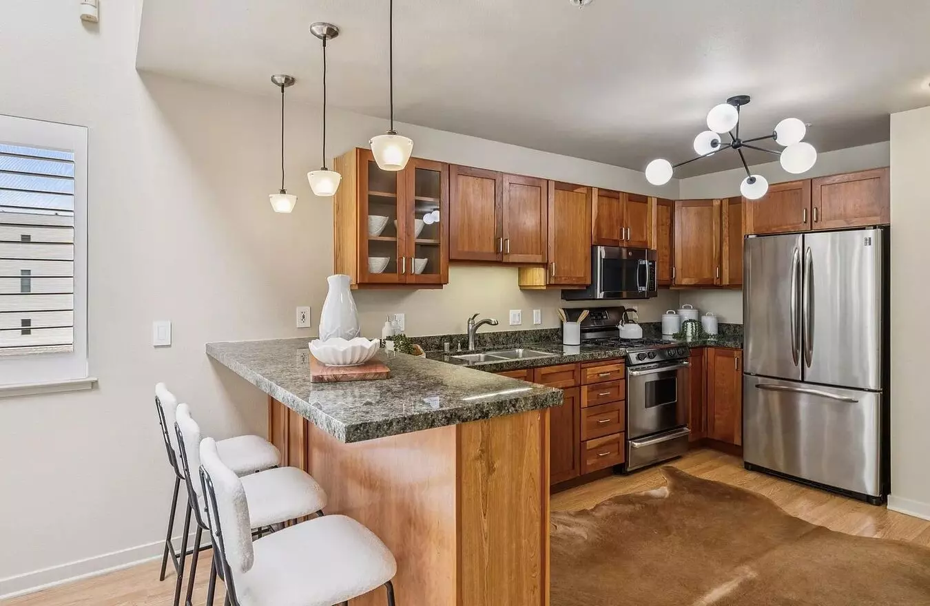 1-bed Condo With Skyline Views photo 2