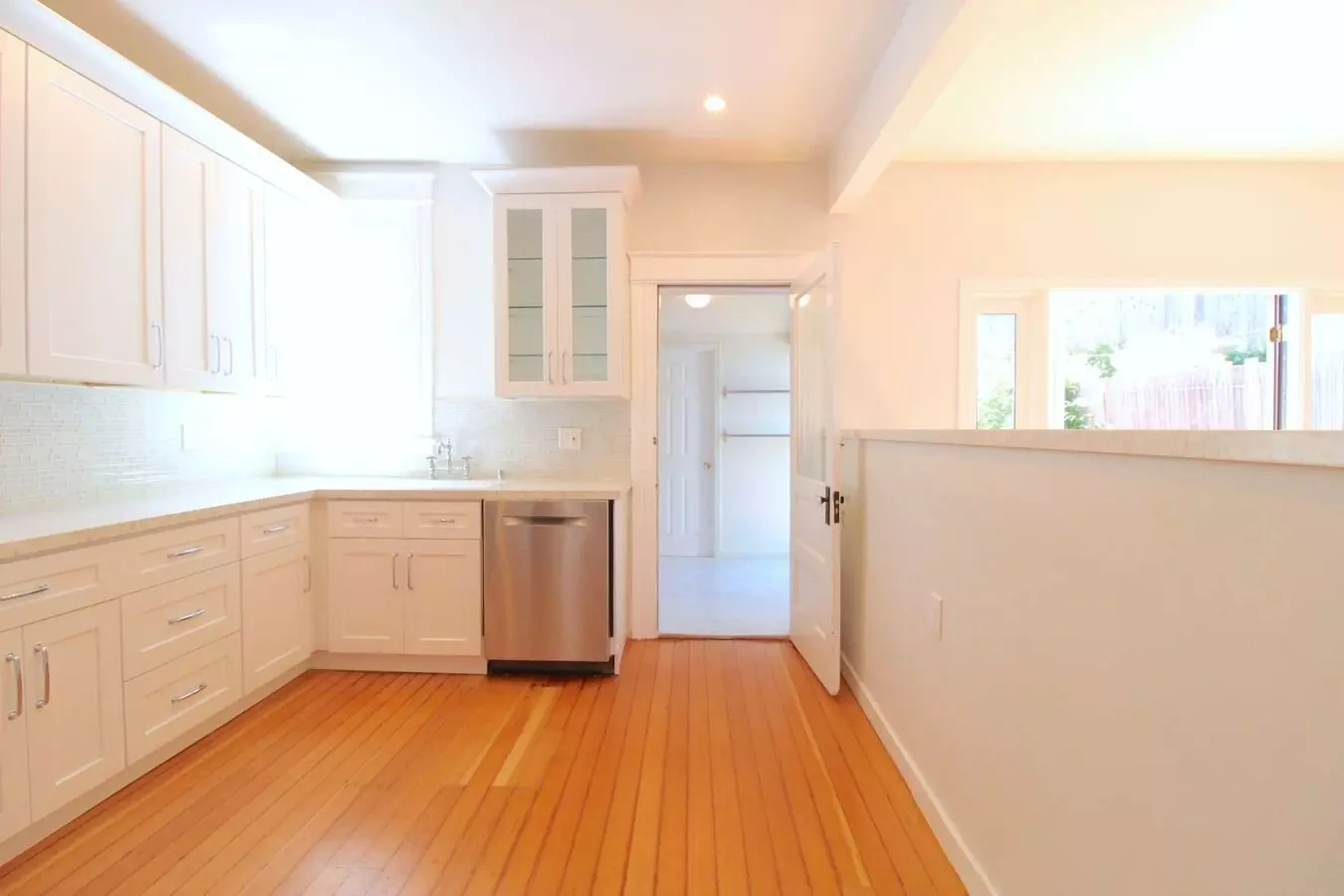 Noe Valley: Renovated Top Floor 2 photo 3