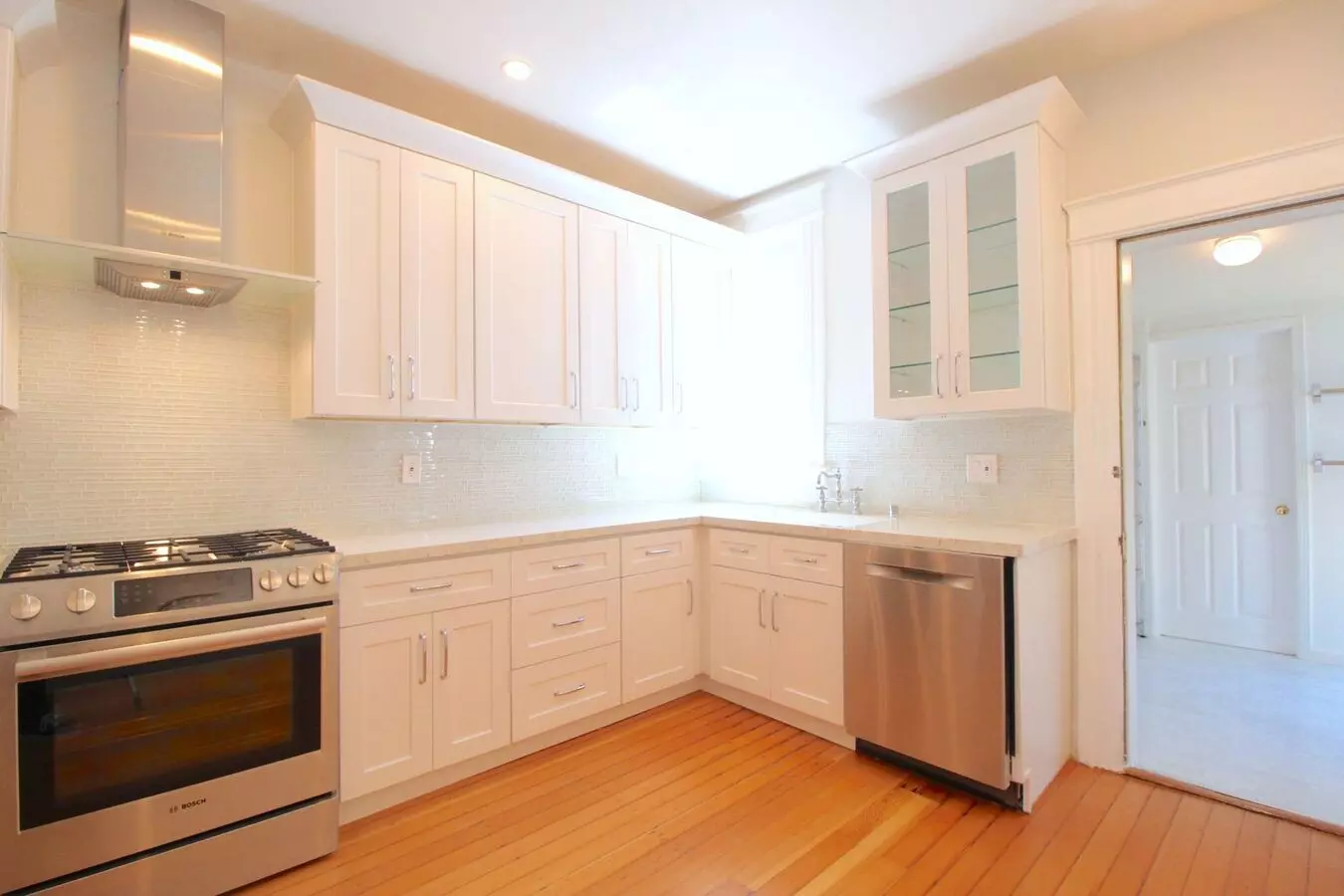Noe Valley: Renovated Top Floor 2 photo 4
