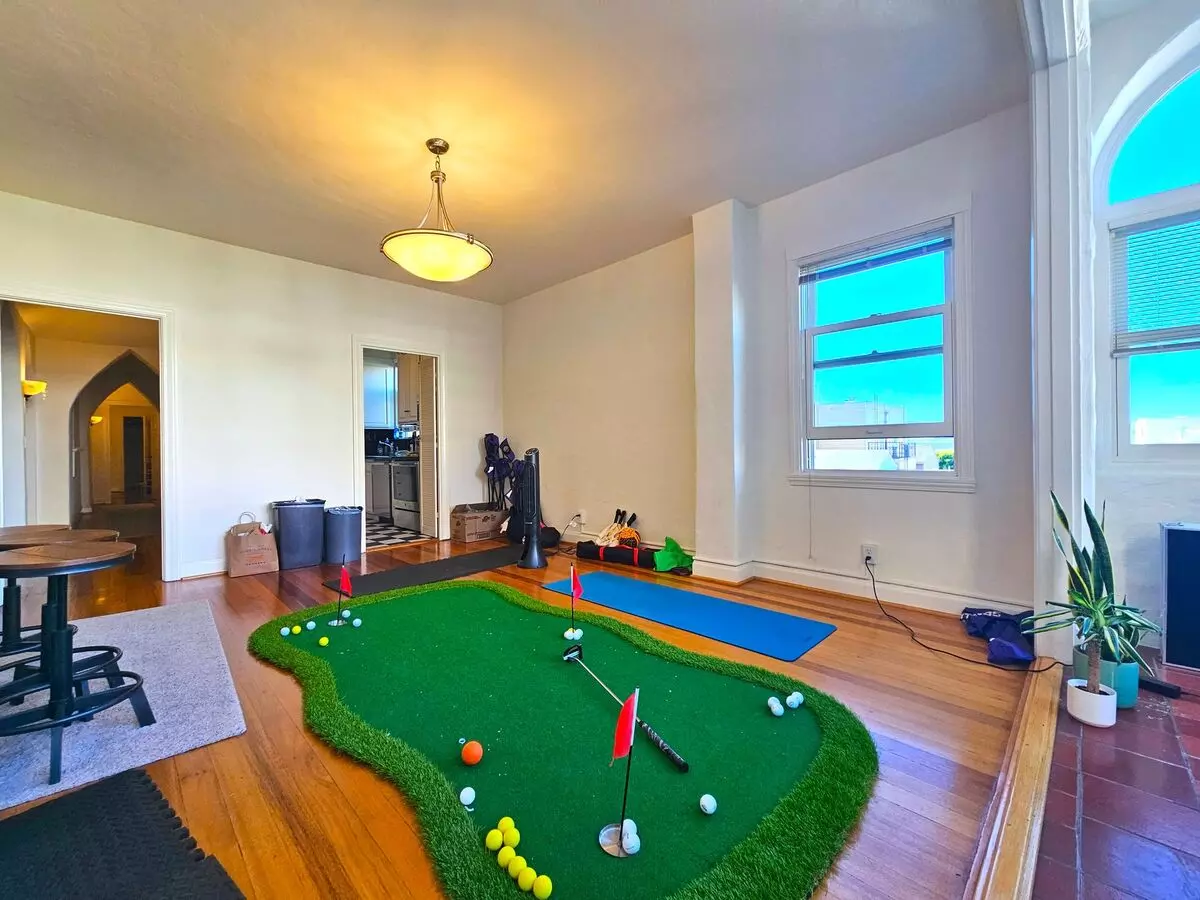 Pacific Heights: Expansive 2nd Floor Flat W/ In-unit W/d, Optional Parking &amp; Shared Roof Deck photo 3