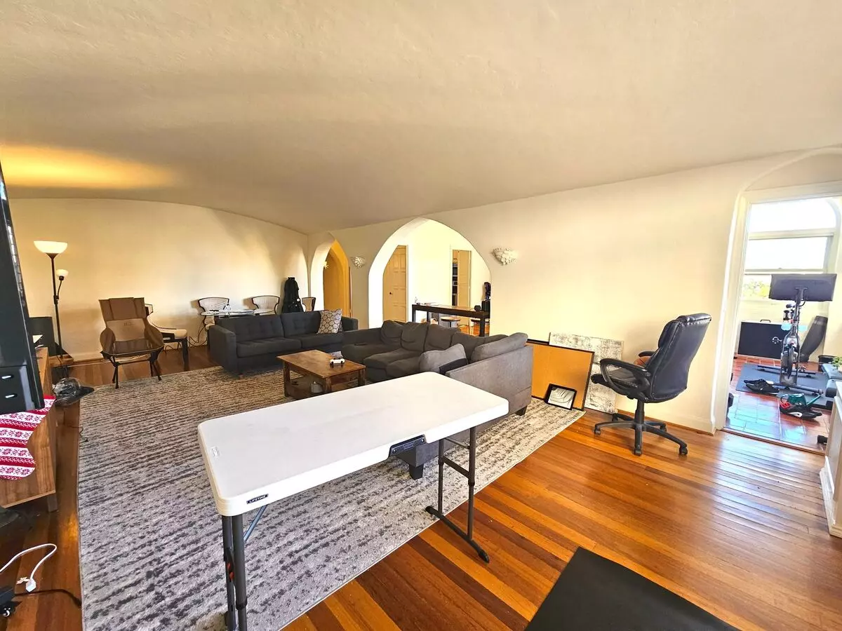 Pacific Heights: Expansive 2nd Floor Flat W/ In-unit W/d, Optional Parking &amp; Shared Roof Deck photo 3