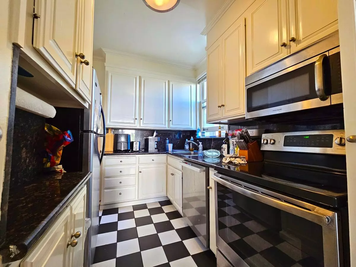 Pacific Heights: Expansive 2nd Floor Flat W/ In-unit W/d, Optional Parking &amp; Shared Roof Deck photo 5