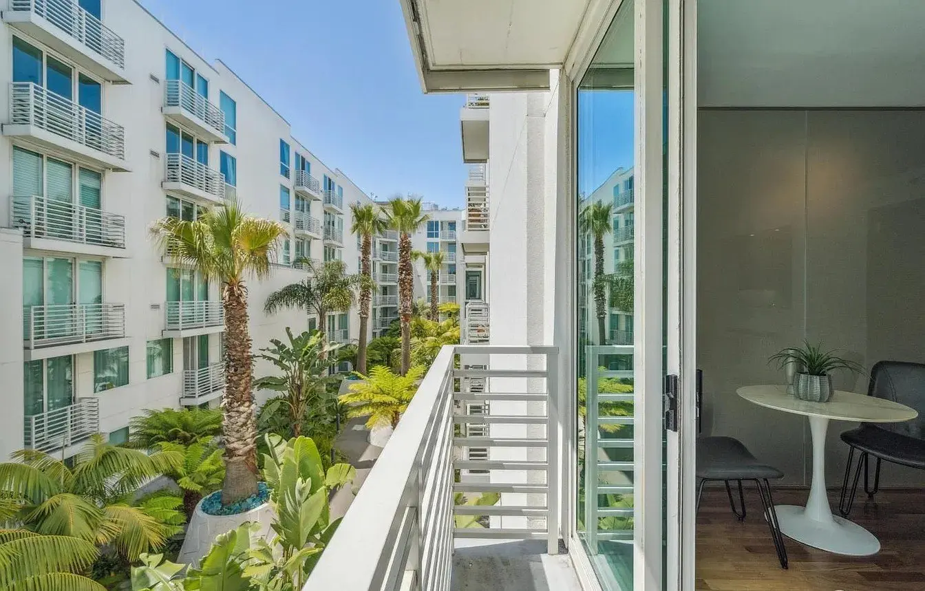 Full Service Luxury Living W/city Views, In Unit Laundry, Pet Ok – Progressive