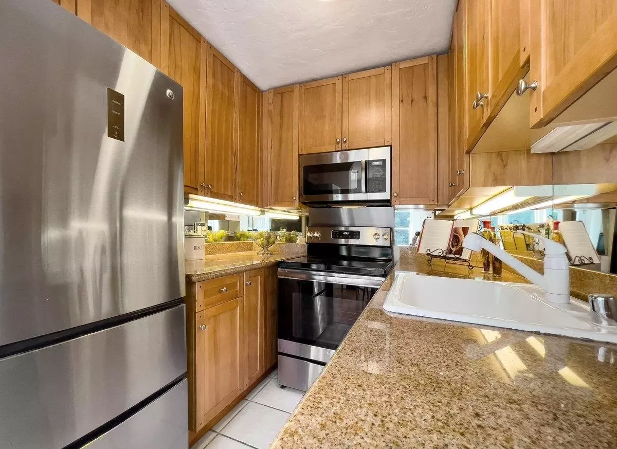 789 Buena Vista Ave W photo 5
