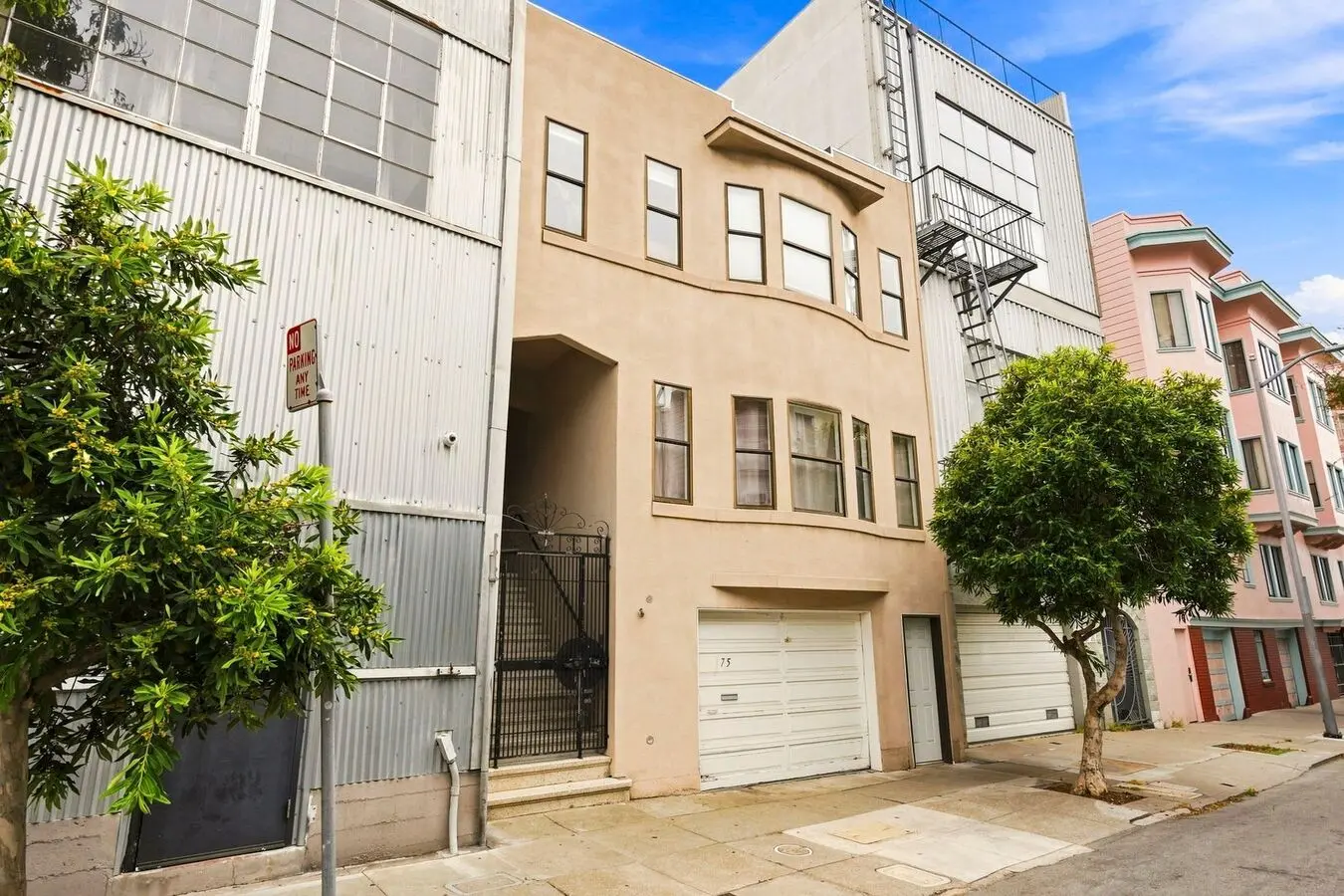 Spacious Soma Flat - 2 Bed + Bonus Room, 2.5 Baths, Parking, Storage, Backyard photo 3