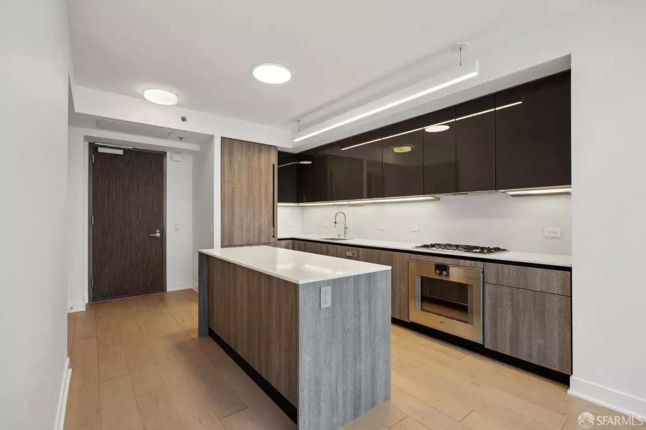 Spacious Two-bedroom Home With Stunning San Francisco Skyline Views. photo 3